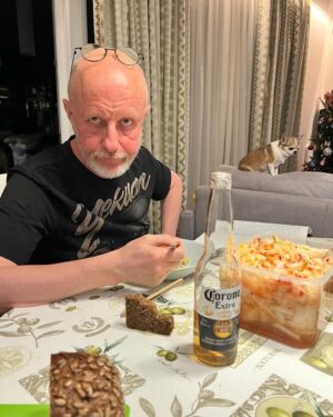 Dmitry Puchkov Instagram - Макарики по-флотски, чимчи, зерновой хлеб, пиво Корона.
Прекрасный ужин.