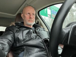 Dmitry Puchkov Instagram - Поехал на работу - КАД перекрыт. Говорят, саммит СНГ, перекрыли ради дорогих гостей.

А можно саммиты устраивать где-нибудь за городом? Ну, чтобы граждане могли добраться до работы и работать?

И где оповещения о том, что проезд перекроют? То заваливают смсками типа «караул, дует ветер и падает снег!», а тут - полная тишина.

Нехорошо.