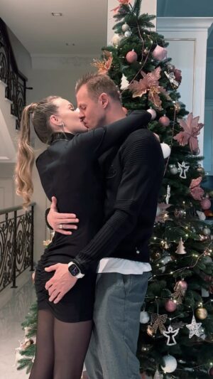 Dmitry Tarasov Instagram - «So real that you can feel it in the air»❤️
Заряжайся любовью и она к тебе придет☝🏻
Отправляй это видео тому, кого хочешь и тебя ждёт нереальная любовь 😄❤️🫶🏻
Маленькое черное секси-платье от @matveeva_brand 🖤