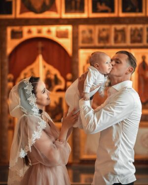 Dmitry Tarasov Instagram - Сегодня в нашей семье произошло трогательное и великое событие - крещение нашего сына Ярослава🤍🙏🏻 ! 
Храни Господь крестных Ярославушки @kotova_katrin @nikitalokset  и крестных всех наших детей🙏🏻
Теперь спокойно и так светло на душе 😇

Девочки тоже  так ждали этого часа, чтобы нарядиться в Божий дом в прекрасные платья @babyblesk 😍😍😍😍
Ну и @pod_krilom_angela как всегда порадовали своевременной доставкой крестильного набора ручной работы 🫶🏻 Лучшие в своем деле! 🤍