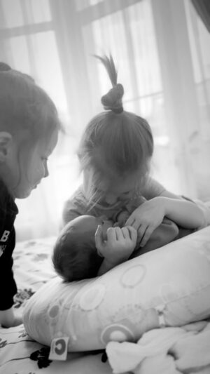 Dmitry Tarasov Instagram - 1 месяц🤍
Когда  повезло с семьей 🫶🏻🪐
#1month #family #kids
