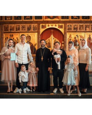 Dmitry Tarasov Instagram - Сегодня в нашей семье произошло трогательное и великое событие - крещение нашего сына Ярослава🤍🙏🏻 ! 
Храни Господь крестных Ярославушки @kotova_katrin @nikitalokset  и крестных всех наших детей🙏🏻
Теперь спокойно и так светло на душе 😇

Девочки тоже  так ждали этого часа, чтобы нарядиться в Божий дом в прекрасные платья @babyblesk 😍😍😍😍
Ну и @pod_krilom_angela как всегда порадовали своевременной доставкой крестильного набора ручной работы 🫶🏻 Лучшие в своем деле! 🤍