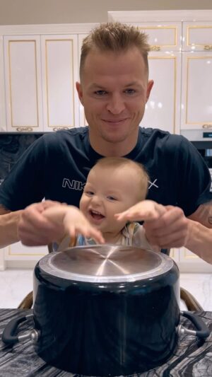Dmitry Tarasov Instagram - Развиваем слух, может все таки в музыканты? 🤩 #ДмитрийТарасов
