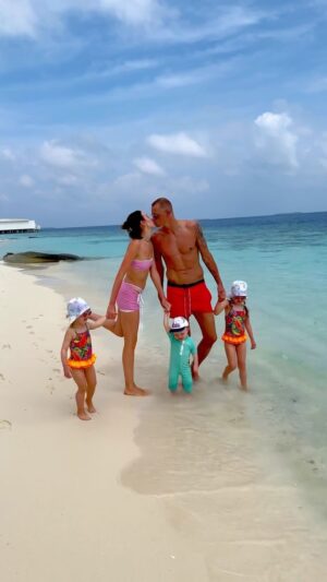Dmitry Tarasov Instagram - Семья❤️

#AmazingAmilla #BaaAtoll #islandofsurprises

@amillamaldives