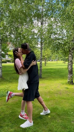 Dmitry Tarasov Instagram - Любовь на районе 🫶🏻🤍 
#couple #love #family