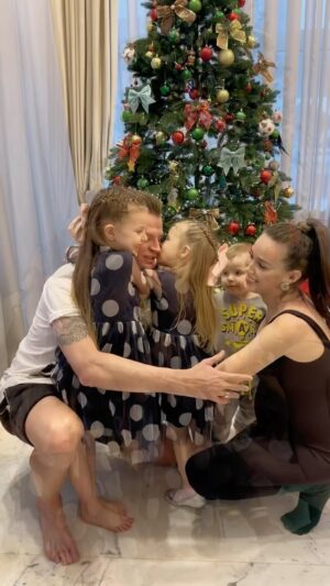 Dmitry Tarasov Instagram - Магия Нового года начинается с украшения ёлки 🎄🤫
Было очень весело и очень долго 😂
Зато честно  сами🫶🏻♥️💫🎁
#2024 #family #love
Видео: @nikitalokset