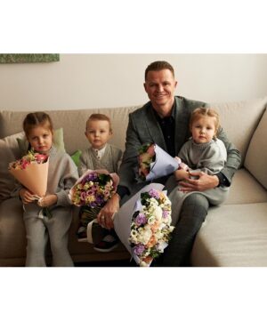 Dmitry Tarasov Instagram - Вчера нас выписали домой🫶🏻
Как это было? Скажу честно, в этот раз я волновалась ещё больше. Когда у тебя много детей - это не только про большую любовь, но и про большую ответственность, переживания и другие составляющие.
Меня тревожили разные мысли и больше всего я хотела, чтобы никто из моих деток не чувствовал себя покинутым.
Меня красила моя @matveeva_stylist , параллельно вытирала наворачивающие слезы. Последний штрих-готово ✔️ 
Я вышла с малышом на руках и увидела 4 любимых силуэта. «Не плакать!» -приказала себе я. Ага, куда там!  Как только  я увидела, как несколько моих любимых ручек протянули мне цветы, и радостно подпрыгивая старались рассмотреть младшего брата, я не смогла сдержать слез 🥹🤍
Сегодня, спустя ночь дома, могу с уверенностью сказать, что всё потихоньку налаживается. Вспоминаю октябрь 2021, февраль 2020 и стараюсь выстроить идеальный для всех нас режим и план действий 🫶🏻
 Фотографии: @anastasiabolotinaph