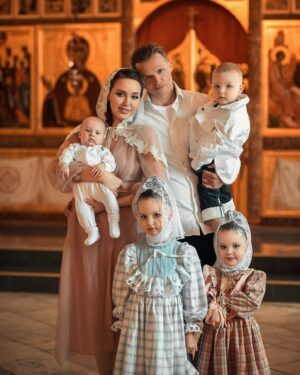 Dmitry Tarasov Instagram - Сегодня в нашей семье произошло трогательное и великое событие - крещение нашего сына Ярослава🤍🙏🏻 ! 
Храни Господь крестных Ярославушки @kotova_katrin @nikitalokset  и крестных всех наших детей🙏🏻
Теперь спокойно и так светло на душе 😇

Девочки тоже  так ждали этого часа, чтобы нарядиться в Божий дом в прекрасные платья @babyblesk 😍😍😍😍
Ну и @pod_krilom_angela как всегда порадовали своевременной доставкой крестильного набора ручной работы 🫶🏻 Лучшие в своем деле! 🤍