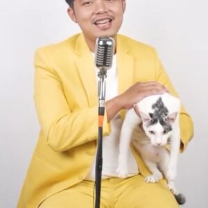 Dodit Mulyanto Instagram - Pertama kali ini saya standup dengan kucing saya Tian. 
Tian ini kucing  liar yg saya temukan kondisi baru lahir dengan ibu dan saudara2nya di bawah mobil saya yang lama ga saya pakai, 
kondisi ibunya saat itu satu kakinya busuk karena kena jerat senar, akhirnya saya rawat smua dan Tian sudah segede ini guys 

@meo_indonesia #adakucingadameo #standupcoMEOdy