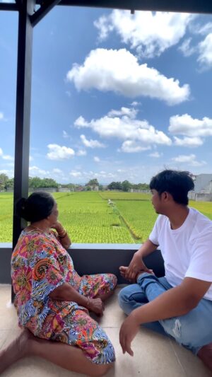 Dodit Mulyanto Instagram - Dodit: Ini kapan panennya?
Ibu: Kurang 15 hari lagi panen nak
Dodit: Satu cengkal uangnya berapa ini? 
Ibu: Kalo dapat 10 ton ya satu ton 500x10 berapa? 
Dodit: 500x10 koq dikit ya mending jadi tiktoker aja loh
Ibu: Apa bisa aku
Dodit: Bisa mau mandi lumpur mau nggak?
Ibu: iya mau 
Dodit: ya udah nanti ya aku buatin kolam 
Ibu: iya