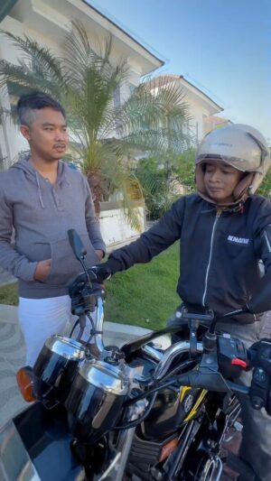 Dodit Mulyanto Instagram - Buat anak club dikasih rahasia dari @thekanip_ kalo touring jangan lupa bawa @tasngin.id bisa mengatasi masuk angin sperti demam, Pusing, Meriang, Perut Kembung dan mual.
Gasss jgn dirumah terusss