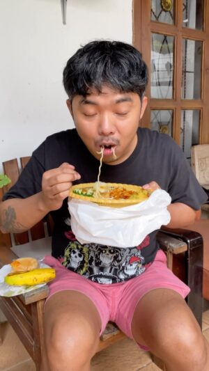 Dodit Mulyanto Instagram - Kenapa sego berkat kok wenak ya. Pantes waktu kecil jadi rebutan ayam disuwir-suwir dibagi sejumlah sodara. Makanya apa-apa Klo enak dikaitkan dgn namanya Apem.