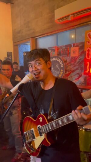 Dodit Mulyanto Instagram - Manggung di acara komunitas @standupindo_jakbar bawain kangen @officialdewa19 yg termasyur. Dgn vokalis top @praz_teguh. 😍