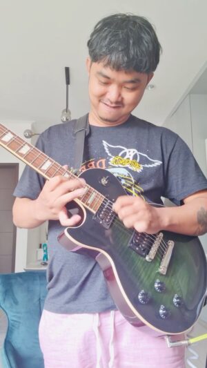 Dodit Mulyanto Instagram - Hi I’m Dodit from Vietnam, @johnpetrucciofficial this your song and @slash this is your signature guitar. I’m big fans the both of you. Your lick guitar is difficult I learn until tired. But keep 🔥🔥🔥