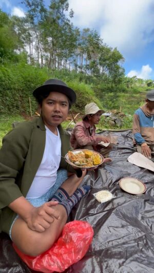 Dodit Mulyanto Instagram - Day 1 mbangun rumah hutan, nikmat sekali sego berkat bancak’an 

#rumahhutan