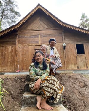 Dodit Mulyanto Instagram - Hampir dikira sekte, ini hanya poto Abis sungkeman ala rakyat biasa pas lebaran.
