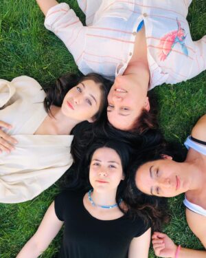 Doğa Zeynep Doğuşlu Instagram - Yine mi çiçek 🌼🦋