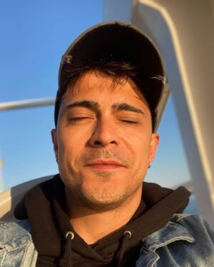 Doğaç Yıldız Instagram - “Seni bir yerden tanıyorum abi” dedi.
“Yazlıkçıyım” dedim.
“Yok abi rapçi misin yoksa” dedi.
“O da olabilir” dedim.
Kurcalamayın.

Şöyle bir bakınca Semicenk sanmış olabilir. 
Neyse ben yolculuğa devam 😘

#semicenk #selfie