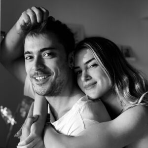 Doğaç Yıldız Instagram - Abiliği öğrenmek, yoldaş, sırdaş olmak ne şans. Adımlarına ortak olmak ve çoğu zaman uzaktan bakıp gurur duymak ne harika. Gülünce gözleri kaybolan güzeller güzelim. Gülüşlerin eksik olmasın. İyi ki doğdun 🦁 @aleynasyildiz