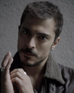 Doğaç Yıldız Instagram - Daha fazla gergin bakış için sayfama beklerim 🤷🏻‍♂️ #tbt 
📷: @ozguoze