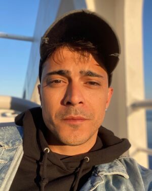 Doğaç Yıldız Instagram - “Seni bir yerden tanıyorum abi” dedi.
“Yazlıkçıyım” dedim.
“Yok abi rapçi misin yoksa” dedi.
“O da olabilir” dedim.
Kurcalamayın.

Şöyle bir bakınca Semicenk sanmış olabilir. 
Neyse ben yolculuğa devam 😘

#semicenk #selfie