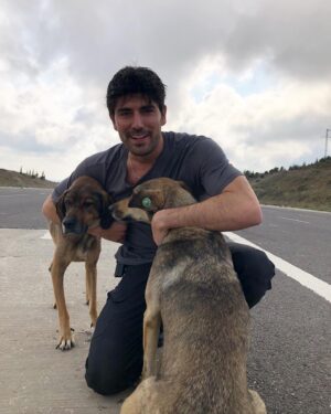 Doğan Bayraktar Instagram - Şehrin uzak çocukları 🐶