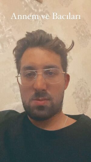 Doğu Demirkol Instagram - Teyzemin düğün kombininin eleştirilme anıyla ödüllü yönetmen gelir analizinin aynı sohbette kavrulması...