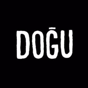 Doğu Demirkol Instagram - Bkm oyununda sahneye çıkmak için ismini yazdıran 130 kişi içinden seçilen Kenan, Musab ve Mahmutcan kardeşlerim ilk audition deneyimlerini 650 kişi önünde yaşadılar. Sahneyi kağıda bastırıp ezberini yapıp gelen Kenan ve Mahmutcan’a özverilerinden dolayı teşekkür ediyorum. Katılımlarınızı bekliyoruz efendim, sloganımız; Oynat beni Doğu hocam !