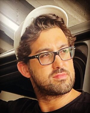 Doğu Demirkol Instagram - 1)elalemin arabasıyla hava basmak is my girl 2)güvenlik kamerasındaki utanç vesilesi 3)elalemin arabasının bünyeye verdiği anlık özgüven