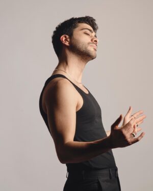 Doğukan Güngör Instagram - @hakangence güzel sohbetin için teşekkür ederim.Bugün @hurriyethaftasonu 
Fotoğraf: @muhsinakgunofficial 
Styling: @burciindag 
Saç: @kursat_isik 

 Herkesin emeğine sağlık.