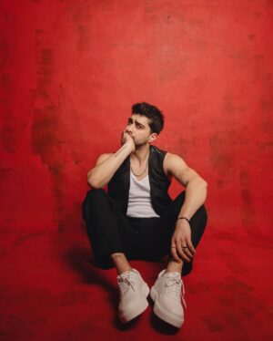 Doğukan Güngör Instagram - @hakangence güzel sohbetin için teşekkür ederim.Bugün @hurriyethaftasonu 
Fotoğraf: @muhsinakgunofficial 
Styling: @burciindag 
Saç: @kursat_isik 

 Herkesin emeğine sağlık.