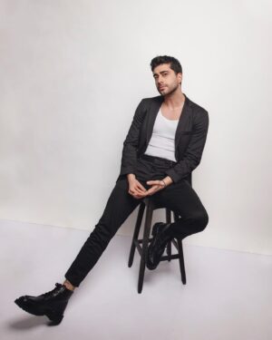 Doğukan Güngör Instagram - @hakangence güzel sohbetin için teşekkür ederim.Bugün @hurriyethaftasonu 
Fotoğraf: @muhsinakgunofficial 
Styling: @burciindag 
Saç: @kursat_isik 

 Herkesin emeğine sağlık.