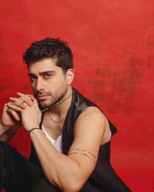 Doğukan Güngör Instagram - @hakangence güzel sohbetin için teşekkür ederim.Bugün @hurriyethaftasonu 
Fotoğraf: @muhsinakgunofficial 
Styling: @burciindag 
Saç: @kursat_isik 

 Herkesin emeğine sağlık.