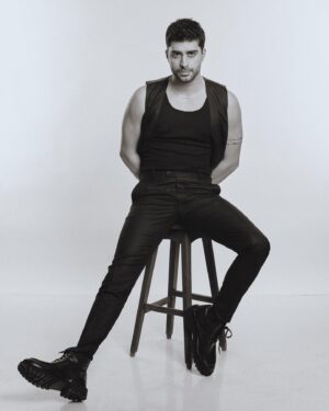 Doğukan Güngör Instagram - @hakangence güzel sohbetin için teşekkür ederim.Bugün @hurriyethaftasonu 
Fotoğraf: @muhsinakgunofficial 
Styling: @burciindag 
Saç: @kursat_isik 

 Herkesin emeğine sağlık.