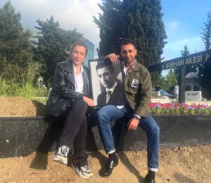 Doğukan Polat Instagram - Ölüm gibi bir şey oldu ama kimse ölmedi… :) 🌹
 Birbirinden yetenekli güzel insanları buluşturan, unutulmaz bir işe imza atan yapımcımız sevgili Onur Güvenatam’a ve @ogm.pictures ailesine🌹💐

Müthiş bir dünya yaratıp, iki olup bir olmayı nasıl başardıklarını anlamadığım, yetenekleri ayrı insanlıkları ve iletişimleri ayrı güzel, tanımaktan ve çalışmaktan şeref duyduğum Sevgili yönetmenlerim Burcu Alptekin ve Alptekin Bozkurt’a, 🌹🌹🫀 @burcu.alptekin @quequeck 

Harika bir iş çıkaran senaristlerimiz Mehmet Barış Günger ve Erhan Tuncer’e @gungerbob @erhantuncer 📝💐🙏

Görsel bir şölen sunan görüntü yönetmenlerimiz
Tolga Çetin, Semih Kurt, Nail Koç’a @fotodirektor  @smhkrt 🎥🫀💐

Gösterdikleri yakınlık, özveri ve emeklerinden dolayı tüm yapım,reji, sanat, ses, kostüm, makyaj, ışık, teknik ve set ekibine @ali_aktrk_  @makeupbyhatice @zeynep_akcakaya @ebruyaseminn @hasangevher.hairstyling @kecikceyda @duygugulencnuh 💐🌍🌲
Son üç işimde birlikte çalıştığım Star tv ve çalışanlarına.⭐️⭐️⭐️ @startv 

Ve kocaman bir iyi ki… İnanılmaz yetenekli ve bir arada olmaktan neşeyle dolduğum, korkunç şekilde birlikte yaratmanın,  gülmenin, ağlamanın özlemini duyacağım ve içimde hissedeceğim oyuncu arkadaşlarım;🥲❤️‍🔥🌹💐🌄☀️
Çetin Tekindor, Yiğit Tuncay, Şerif Sezer, Hülya Duyar, Mert Ramazan Demir, Afra Saraçoğlu, Emre Altuğ, Gülçin Santırcıoğlu, Gözde Kansu, Öznur Serçeler, Ersin Arıcı, Beril Pozam, Diren Polatoğulları, İrem Altuğ, Selen Özbayrak, Sezin Bozacı Mohammed Mustafa, Umut Gezer, Buçe Buse Kahraman, Toprak Sağlam, Baran Bölükbaşı, Ediz Akşehir’e…  @cetintekindor01  @serifsezer @yigittuncay @emrealtug @gulcinsant @mertramazandemir @afrasaracoglu @oznurserceler @gozdekansu @ersinarc @iremaltug @sezinbozaci @selenozbayrak @mohammeddmustafaa @umuttgezer @bucekahraman @topraksaglamofficial @direnpolatogullariofficial @berilpozam @hulyaduyar @baranbolukbasii @edizaksehir1 
 
Allah’a emanet olun, birlikte yeniden karşılaşmayı ümit ederek, gözlerinizden öperim, kalın sağlıcakla… 🕯️🧎🏻🫀