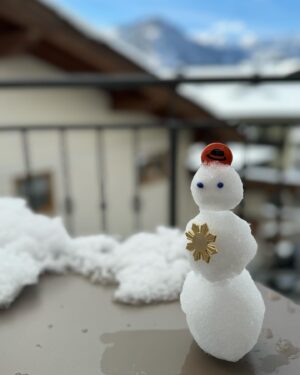 Dolly de Leon Instagram - It’s snowing snow faces and snowmen. 
I’m obsessed.❄️

Favorite photo of the week of Maisie and me by @henrygolding 🤍