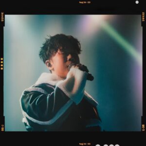 Dominic Ho Instagram - *
參與咗一個好有意義嘅演唱會
本身剩係諗住做攝影
誤打誤撞做埋Tomy髮型師
仲要一嚟整三個頭其中一個仲要係女仔
你哋夠膽信我就夠夠膽做
又一個第一次

各位
Tomy邊個頭好睇啲

#dominic何浩文 #hongkongactor #actor #香港演員 #演員