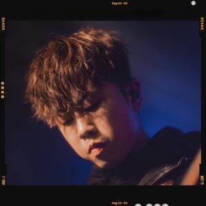 Dominic Ho Instagram - *
參與咗一個好有意義嘅演唱會
本身剩係諗住做攝影
誤打誤撞做埋Tomy髮型師
仲要一嚟整三個頭其中一個仲要係女仔
你哋夠膽信我就夠夠膽做
又一個第一次

各位
Tomy邊個頭好睇啲

#dominic何浩文 #hongkongactor #actor #香港演員 #演員