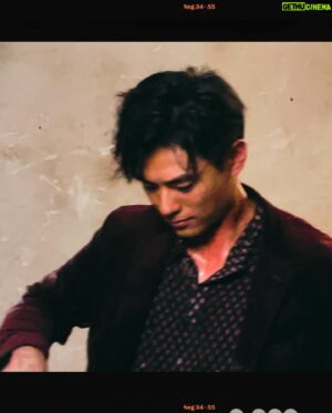 Dominic Ho Instagram - *
關於Dave死嗰場
因為想死得好啲
我睇咗幾場有割頸嘅荷里活電影去做參考然後用Dave個角色性格嘅基礎演出呢一場
呢場係我做演員死過咁多次我最鍾意嘅一場
繼續努力

圖3係拍滴血嘅Close up我覺得會好好玩我提議自己做返
點知
真係好好玩
#dominic何浩文 #hongkongactor #actor #香港演員 #演員 #dave #胡志文 #一舞傾城