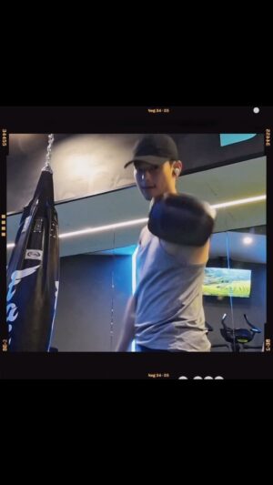 Dominic Ho Instagram - *
由今日開始
每多一個follower我就打一拳
一齊幫我操拳啦
希望你哋陪我一齊玩呢個遊戲
#dominic何浩文 #hongkongactor #actor #香港演員 #演員 #boxing