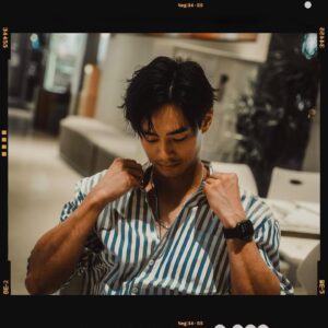 Dominic Ho Instagram - *
2022由有頭髮冇打拳
一直拍拍拍拍
拍到冇咗頭髮然後到而家
我開始有返頭髮同打返拳
踏入2023
我會更加努力
等我
To the top
#dominic何浩文 #hongkongactor #actor #香港演員 #演員 #2023 #happynewyear #happynewyear2023