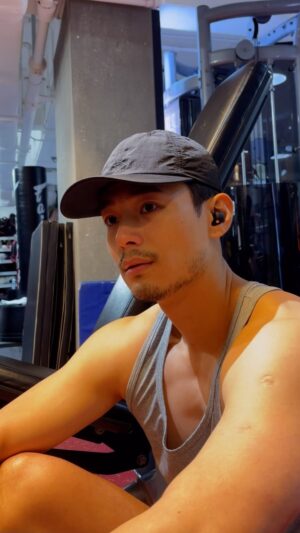 Dominic Ho Instagram - *
雕蟲小技
我唔小心都做咗9千幾下ab crunches啦
#真係好唔小心 #dominic何浩文 #actor #hongkongactor #香港演員 #演員