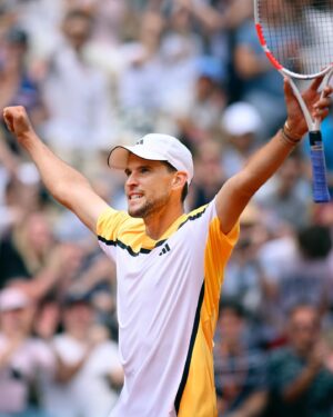 Dominic Thiem Instagram - Q1 | One down, two to go ✌️

#RolandGarros | 📸 @julien.crosnier/FFT