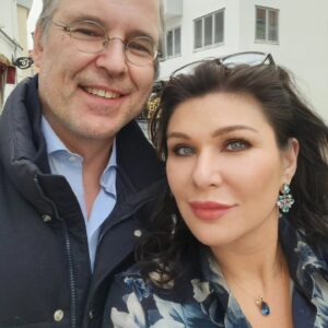 Dominika Peczynski Instagram - Tre saker som jag är lite insnöad på.
Sidenblusar från Camilla Thulin, matchande smycken från Caroline Svedbom och så min man förstås.

Trevligt dessutom att besöka Vadstena på Påskdagen.

@camillathulindesign 
@carolinesvedbom
#vadstena