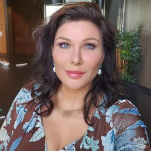 Dominika Peczynski Instagram - Känner mig ganska kontorshet idag. Vissa dagar får men till det bara, andra inte. Så när det väl händer kan man ju lika gärna dokumentera miraklet. 

Har noterat ett märkligt samband mellan att känna sig snygg och hög produktivitet. Ju mer man gillar sin spegelbild på morgonen desto mer får man gjort på jobbet resten av dagen. Så är det för mig i alla fall.

Obegripligt egentligen eftersom jag sitter på  kontoret ensam och ingen ser mig. Fåfäng utan publik liksom. 

Kanske man ska gå ner till loungen med bekräftelsehåven i högsta hugg? 

Klänningen kommer från @camillathulindesign och örhängena från @carolinesvedbom