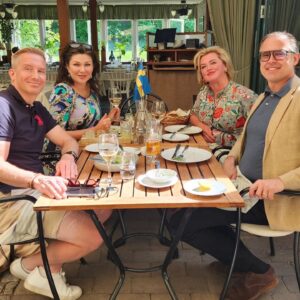 Dominika Peczynski Instagram - Klassisk nationaldagslunch på Djurgården med vännerna Ewa och Janne och min fästman Anders. 
Sill och nubbe och flaggan på bordet.