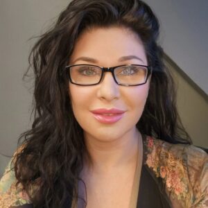 Dominika Peczynski Instagram - Precis tillbaka på kontoret efter en intensiv, utmanande och väldigt rolig inspelning.

Allt sånt där är ju så hemligt så jag kan inte berätta vad det rörde sig om. Kan däremot avslöja att det var rätt farliga grejer bitvis. Nästan med det egna livet som insats. I alla fall för mig då jag är så pass motoriskt eftersatt (klumpig med andra ord) att jag nästan kunnat vara Papphammars dotter. Eller Fru Mammhammar.

Är så glad att jag lyckats knåpa ihop ett så variationsrikt liv åt mig själv. Eller om det var slumpen som fixade det.

Lejonparten av tiden är jag kontorsdam och arbetar som PR--strateg. Då och då vågar jag mig ut i etern och extraknäcker som svensk kändis. Ibland får jag dessutom ikläda mig rollen som internationell popstjärna och far runt olika länder med mitt underbara band Army of Lovers och mimar för glatta livet. Som om varje gång vore den sista.

Visst får jag betalt för att medverka I TV-produktioner. Det får alla andra också. För även om det ser skojigt ut så är det rätt så hårt jobb. Tidiga morgnar, långa dagar, krävande situationer, se till att man alltid är nice mot alla. Inte gnälla eller vara divig. Trots att karismaknappen måste vara på hela tiden.

Men det är inte främst arvodena som gör att man tackar ja. Dels beror det på att man får testa saker man aldrig ens kommit på tanken att göra. Som t ex i mitt fall att bergsklättra i Himalaya. Ha ha ha. Jag som inte vågar gå ut på min egen balkong pga höjdskräck.

Främst lockas jag av att träffa nya kompisar. Människor som inte ingår i ens naturliga cirklar.
Hade förr exempelvis fördomar om elitidrottare. Att de bara var besatta av en enda sak - sin idrott - och dessutom introverta. Trist för mig som är intresserad av nästan allt och dessutom snackar non stop. Var också orolig att de kanske skulle se ner på mig, en glad hedonist, lite grann. Att de var så där kärvt självdisiplinerade spartaner liksom.

Men så var det alltså inte. De idrottare jag lärt känna genom olika program är genomgående väldigt humoristiska, varma och nästan lika snackiga som jag.

Chockerande va?

Och puss