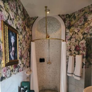 Dominika Peczynski Instagram - Några makalösa interiörer från Sveriges vackrast inredda hotell, Pigalle i Göteborg.
Lika underbart varje gång att att få övernatta här i bästa Belle Epoque-stil.

De lyckas med konststycket att få till känslan av att kliva in i en annan tid, en svunnen glamorös värld, utan att det känns det minsta tillgjort. Vraiment comme un rêve.