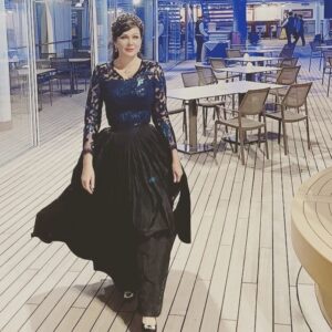 Dominika Peczynski Instagram - Ibland måste man byta om under nyårsafton. Två, tre gånger kanske. För skojs skull. Om man är på ett skepp i alla fall.
@silversea on route to Malaysia.
#mysilversea
Alla kläder kommer från @mmecamillathulin @camillathulindesign