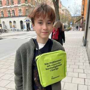 Dominika Peczynski Instagram - Min gullige son Harry var lite trött på väg ut för att sälja majblommor innan skolan i morse. Han kämpar på. Duktig är han. Tillbringar flera timmar om dagen på stan med sin väska både före och efter plugget.
Tänkte ge honom lite draghjälp här också.
Länk till Harrys majblombutik finns i bion.